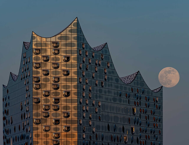 Lars Theiß: Vollmond über Hamburg - Fotografien